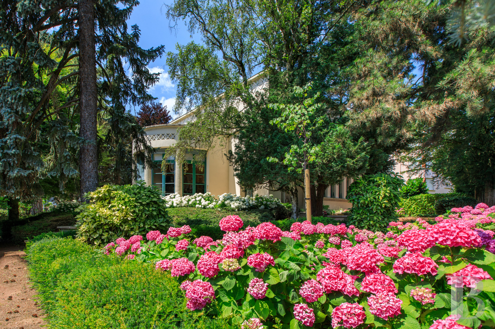 En Saône-et-Loire, à Mâcon, une villa et son jardin entièrement de style Art déco - photo  n°62